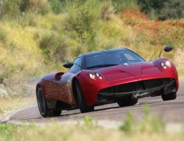 Όταν η Pagani Huayra Roadster ... βγαίνει στον πραγματικό κόσμο (βίντεο)